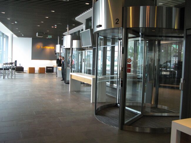 １階は、ファーストクラス専用の出国カウンターで手続きします。<br />というか、すでに終わってます（笑）<br />待ち時間は無し！<br /><br />すげーっす。<br /><br /><br /><br />