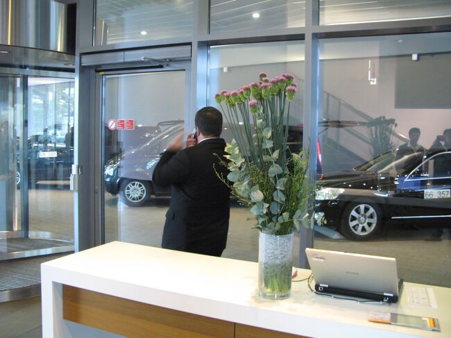 こちらは送迎用カウンター<br /><br />ここから、個別に各飛行機の下まで乗せて行ってもらえるのです。<br />自分の為に準備ができるまで（ほんの数分）待ちます。<br /><br />ちらっと、車が見えますが、勝手に外へは出られません。