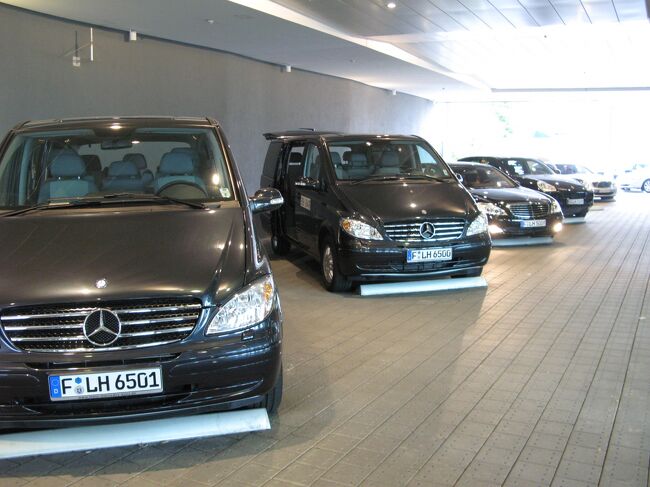 個別送迎用の車がズラーリ！<br />ベンツ、ポルシェ、ＢＭＷです。<br /><br />ここは、許可を取って写真を撮らせていただきました。外には担当の方と一緒に出ましたので、なんだかこんな事のために、恐縮しちゃいました。