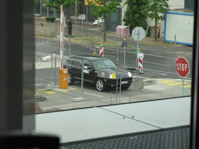 そして、呼び出しのあと、車まで案内されると・・・<br /><br />黒のポルシェカイエン♪<br />ドライバーがさっ〜と、ドアを開けてくれます。<br />そこからブリッジ下の専用の搭乗ゲートへ！<br />さらに、エスコート付きでスタッフのあとをついて行きます・・・<br />専用エレベーターで上がると、そこはＹ客の搭乗中でしたが、横をすり抜けて優先搭乗させていただきました！<br />殆んど歩く事無く、機内です！<br /><br />ねっ、凄いでしょ（笑）<br /><br />チケットもどこにも見せることが無いので、半券になるこなく長いまんま。