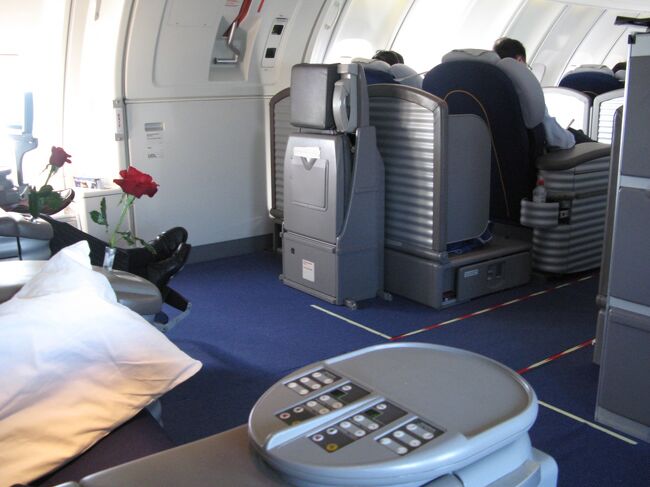 すでに、ビジネスクラスの方は搭乗済み。<br /><br />しかし、ビジネスクラスとファーストクラスで、こんなに差があっていいの？<br /><br />離陸後、水平飛行に入ると、食事になりますが、すでに、食べないことは申告済み。<br />リラクスィングウェアに着替えて、ひたすら寝るのみ。