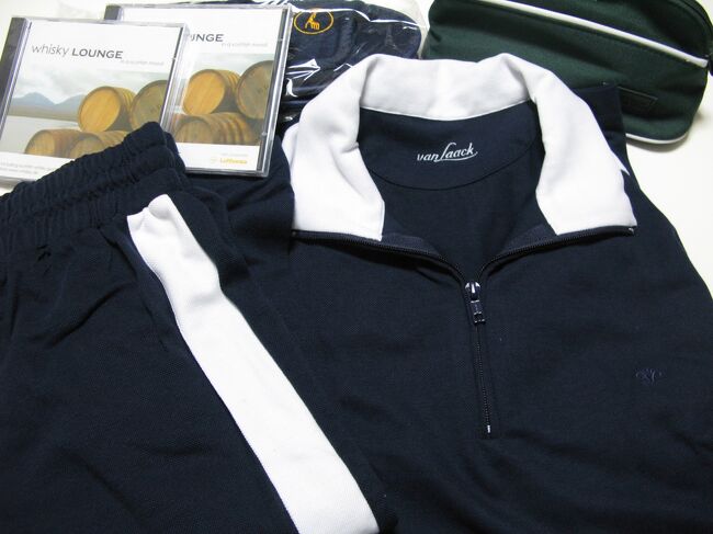 帰路の<br />「リラクスィングウェア」♪<br />これ、パジャマっぽくなくて気に入りました！！<br /><br />航空会社にとって、一番の優先事項は、安全と定時運行だと思います。<br /><br />でも、このラウンジサービスはすばらしいの一言。<br />欲を言えば、もう少し座席まわりの環境を良くしてほしい。<br />せめて、ソロシートにしてくらはい♪<br />