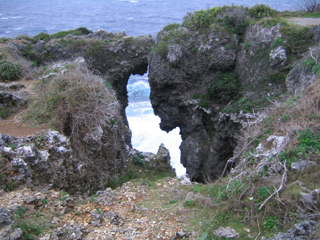 波の浸食で、不思議な形の岩が...