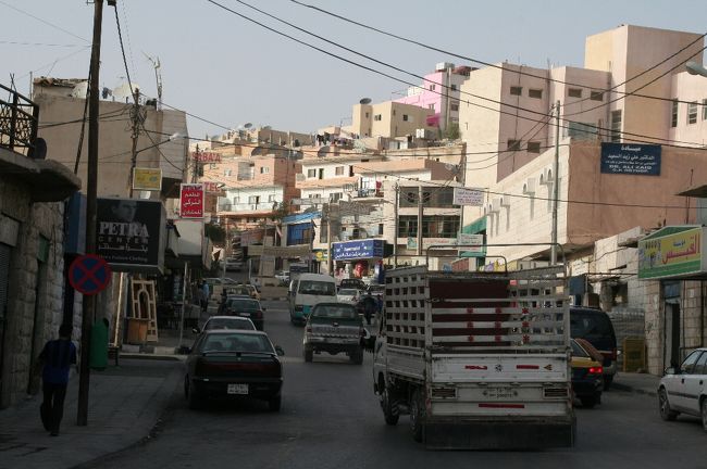 ワディムーサのメインストリートに来ました。<br /><br />思ったより栄えていました。