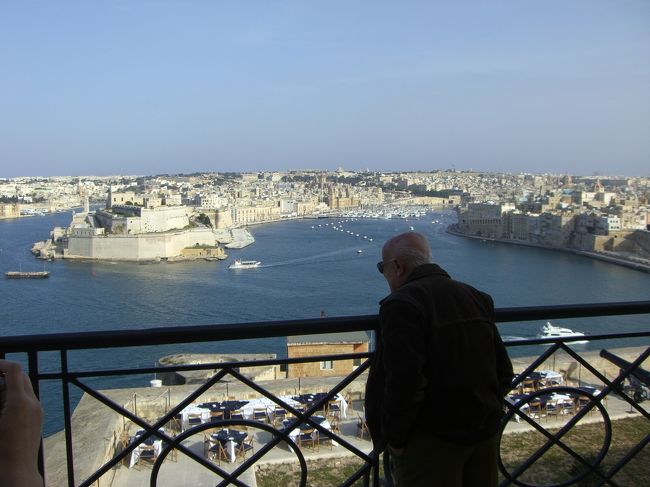 名古屋からドバイを経由、さらにはキプロスを経由して、マルタへと向かう。要するに昔よく聞きなれた「南回り」に近い話。遠いはず。セントレアを飛び立ってから丸１日もの時間をかけてようやっと到着します。<br /><br />ホテルにチェックインした後、取るものも取りあえず、下見方々ヴァレッタの街を散策。先ずはアッパー・バラッカ・ガーデンへと足を運ぶことに。その高台からグランドハーバーやスリーシティーズ方面の素晴らしいパノラマを目にした途端、長旅の疲れも取りあえずは吹っ飛んでしまいました。<br />