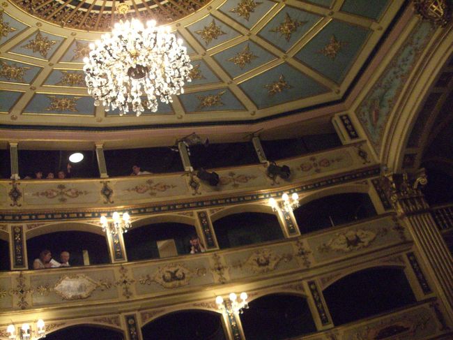 その日の夜は日本から予約してあった「マノエル劇場」でコンサートを楽しみました。イギリスのグループによるミュージカルの名曲コンサート。劇場はこじんまりとした中にも歴史の重みを感じさせる重厚な雰囲気。名曲が心地よかったせいもあって、長旅の疲れがここで再び思い出され、後半はついついウトウトしてしまった。それもまた良し。夢うつつで歴史ロマンの響きを味わった。