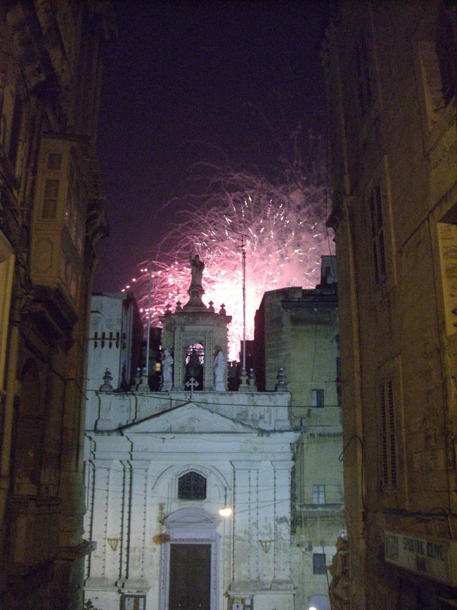 １０時過ぎにコンサートがハネて劇場の外に出るや、花火大会の初日が真っ盛りの音が。それっ、とばかりに、会場のグランド・ハーバーへと早足に向かった。途中、通りから垣間見る花火も中々乙なものでした。<br />