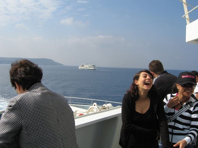 翌朝、フェリーに乗ってゴゾ島に向かう。ほどなく右手にはコミノ島が。映画「モンテクリスト」では流刑地としてロケ地となった島。前方にはゴゾ島も近づく。天気晴朗にて波静か。空高く海青し。写真のお嬢さんの「マンマミーア的」表情が物語っているように、実に気分爽快。後日ガイドさんに聞くところによると、私たちがゴゾに行った翌日は祝日（メーデー）だったこともあって大変な人出だったそうで、満員でフェリーを一便遅らせなければならなかったとか。