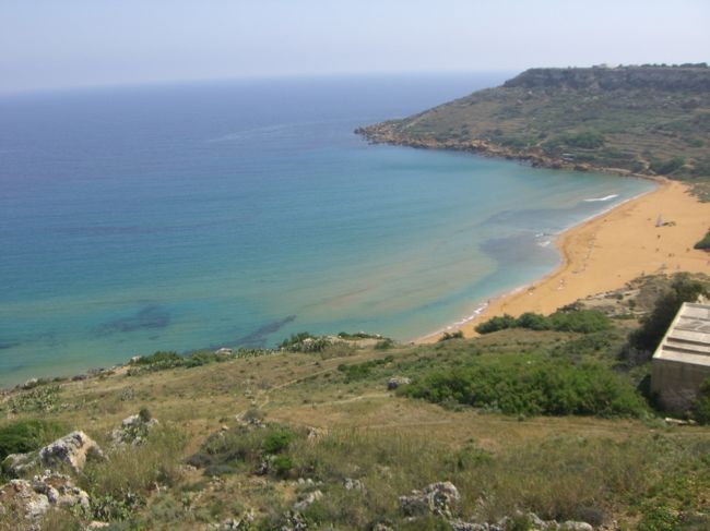 「カリプソの洞窟」までは降りませんでしたが、高台からラムラ湾の美しいビーチを眺めました。<br />