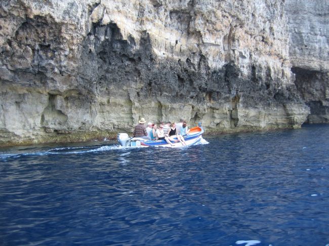 ドゥエイラ湾では遊覧ボートに乗ってアズレウィンドウや絶壁の海岸線を海から楽しんだ。吸い込まれるような海の青さ。「マリンブルー」という色を初めてカラダで知ったような気がする。<br />