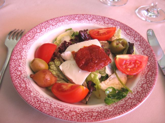 「TA'FRENC」にて昼食。ドライトマト、トマト、オリーブ、チーズ、タマネギ、野菜。シンプルだけどマルタ（ゴゾ）のパワーと色彩あふれるサラダでした。<br />