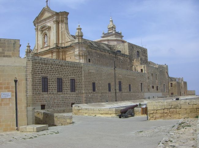 シタデルをグルリと散策。途中、土産物店ではゴゾの刺繍などを買い求めました。