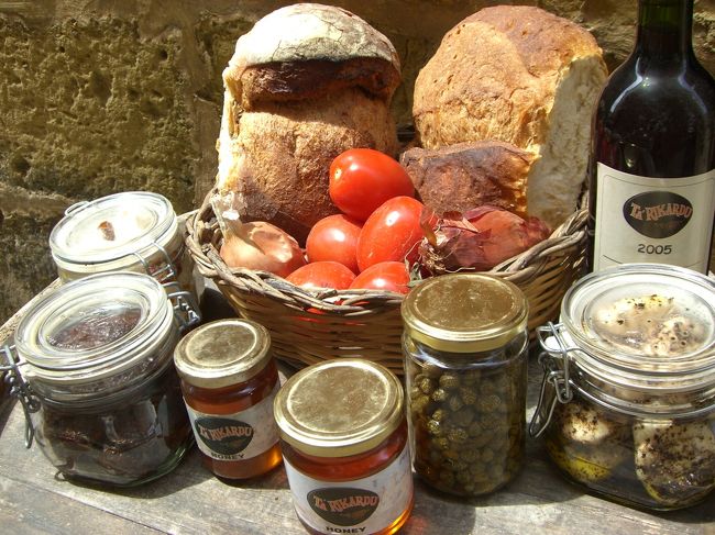 シタデル内のレストランの店先にディスプレーされていたゴゾの産品。形はデコボコしてても噛み締めるほどに旨いパン。酒が進む酸っぱ辛い黒胡椒入りチーズ。太陽の旨みが凝縮したかのようなドライトマト。風味がクセになりそうなハチミツ、などなど。