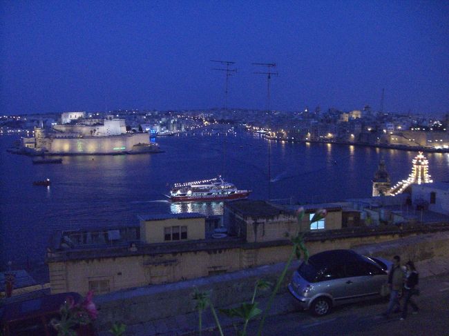 花火大会の二日目をブリティッシュホテルのレストランから楽しみました。夕刻から夜にかけて刻々と変化するグランドハーバーの移ろいは美しかった。食事はとりたてて言うほどのこともないでしょうが、スタッフの接客はフレンドリーでとても気持ちよかったです。<br />