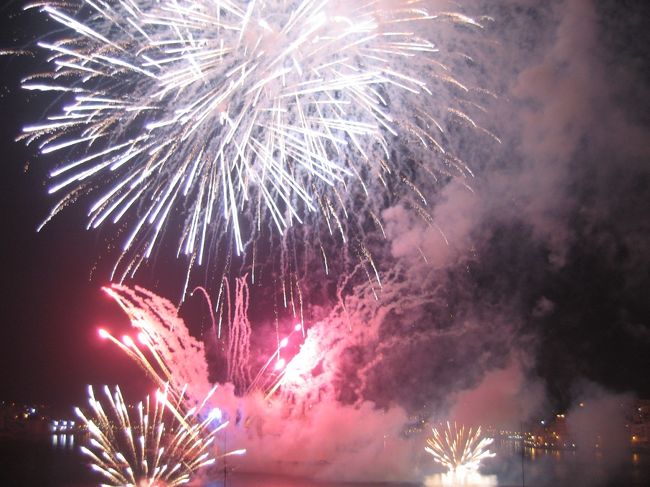 花火に照らされたスリーシティーズやハーバーも美しい。