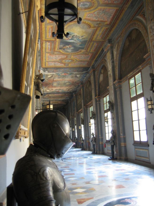 騎士団長の宮殿の廊下。騎士団だけに質実でありながらも、その財力を思わせる豪華さも併せ持つ建物。この廊下も映画「モンテクリスト」に登場してました。今回のマルタ旅行を楽しむ拠り所のひとつとなったのは「モンテクリスト」のロケ地訪問。映画全編が本当にマルタの観光案内になっています。<br />