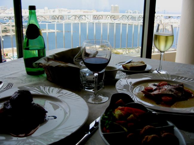 ジャンニーニでスリーマ方面の眺めを楽しみながら昼食。高く評価されているレストランでも、堅苦しさ、息苦しさはさほどありません。裏を返せば洗練されきってないという風にも言えますが、肩をこらさずにリラックスして楽しめるのがマルタの良さ。グラスワインも気取らずタップリと注いでくれる。大歓迎。
