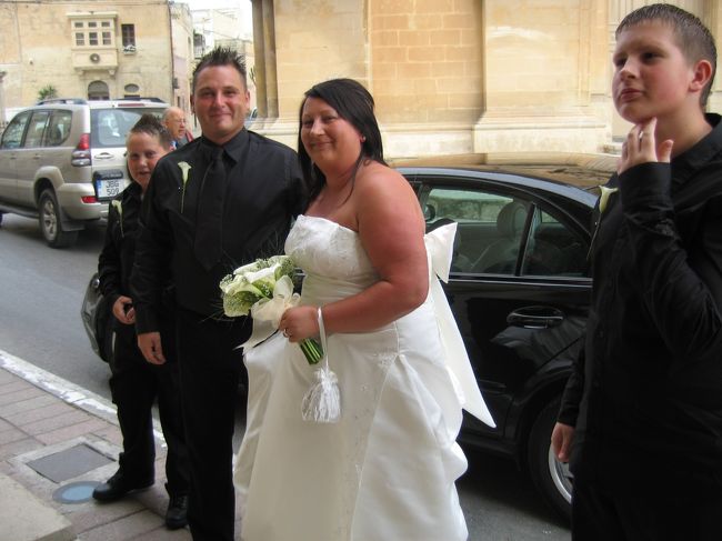 帰り際、これからこの邸宅で結婚をするカップルにたまたま出くわしました。<br /><br />なかなかの大型？カップルでした。<br />