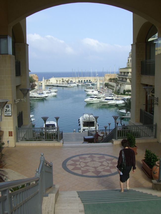 セントジュリアンのヒルトン。リゾート系のホテルが建ち並び始めているようですが、個人的にはどうにもしっくりこないのですが。リゾートなら幾らでも良いところが世界にはありますし、今さらという感じがしないでもありません。人かげも少ないマリーナは人工的で、薄ら寒くすら感じました。一言で言ってマルタらしくないように。<br />