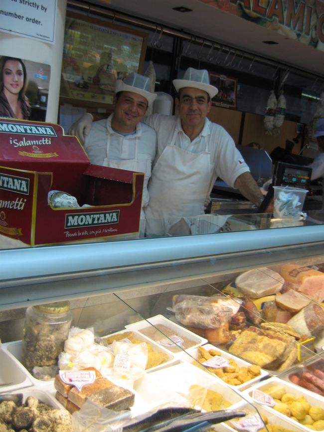 家内のカメラにポーズをとってくれたスーパーの惣菜売場のお兄さんたち。「写真を撮っていいか？」と家内が尋ねたところ、その気になって仲間を呼びポーズを取り出したのだとか。家内が撮りたかったのはマルタの惣菜の方だったそうなのだが。<br /><br />渾身の義理の一枚。タイトルは「どっちつかず」。<br />