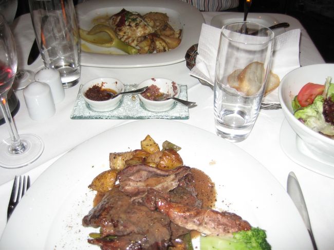 レストラン「バラクーダ」の海にせり出した席で夕食。マルタ滞在の中では一番のレストランだったように思う。写真はウサギの煮込み。臭みも無く、非常に旨い。予想以上に食べ応えのあるもっちりとした肉質だった。ドライトマトとオリーブをクラッシュしたペーストも、マルタのパンにベストマッチ。ワインが進む美味しさでした。