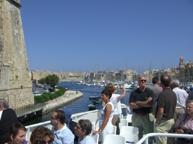ヴァレッタはこじんまりとした街なので１日で充分に歩き回れるが、街全体を「要塞」として眺めるには「海から」が不可欠かと。スリーマから出ているハーバークルーズで海からのヴァレッタやスリーシティーズを堪能。雲ひとつ無い晴天で、最高に気持ち良いクルージング。まだまだ日本人はほんの僅か。観光客の中心となっているのは、やはりヨーロッパ各地やオーストラリアの方々か。<br />