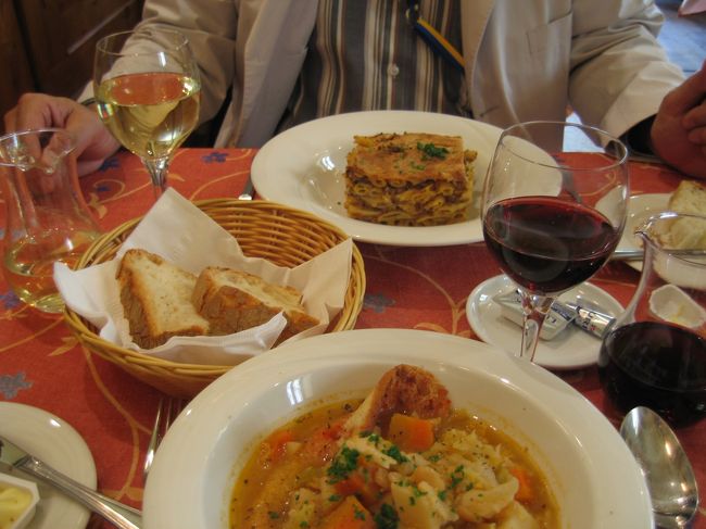 主だった食事は日本からネットで予約して行ったのだけど、唯一トラブったのがイムディーナのシャーラ・パレスのレストラン。<br /><br />予約の前々日だったか、滞在ホテルの方に「予約を頂いた日時に披露宴の団体予約が入り、あいにくキャンセルせざるを得ない」と一方的なメッセージが残されていた。<br /><br />予定通りイムディーナの観光には訪れたのですが、シャーラ・パレスにクレームをつけたのは言うまでもありません。しかし、如何ともしがたく、結局はホテルのカジュアルレストランの方でのランチに甘んじた。ただ、フロントの対応が誠意あったことだけは救いとなりました。<br /><br />手前はマルタ風のシーフードスープ。奥はマルタ名物のティンパーニャ。ティンパーニャは、どうってことない家庭的な料理ですが、飽きそうで飽きない美味しさでした。<br />