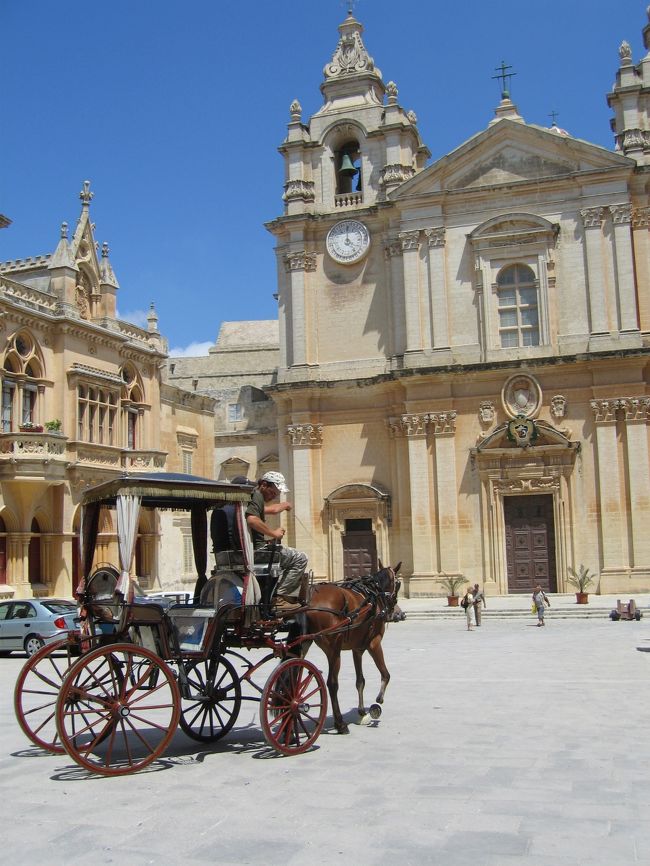 イムディーナの大聖堂前。この場所も映画「モンテクリスト」の撮影場所。映画では聖堂前に噴水が特設され、カーニバルのお祭り騒ぎのシーンが収録されました。