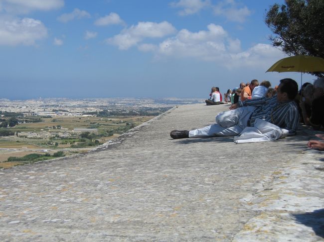 上天気の昼下がり、高い城壁の上に寝そべってマルタのパノラマを眺めて１時間ほど過ごしました。青空の美しさもさることながら、ゆっくりと流れる雲の美しさに無心で見とれてしまいました。そんなことは思い出せないほどに久方ぶりのこと。心身ともに極上の寛ぎ。この旅に来て良かったと心底思えた時間でした。<br />