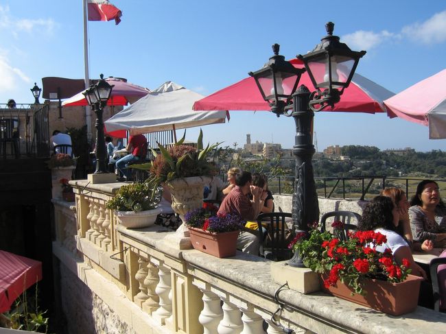 イムディーナお定まりのフォンタネッラで休憩。<br /><br />ミルクセーキを頼んだのが大失敗。器の半分が生クリームで途中でギブアップ。素直にコーヒーか紅茶、はたまたビールにしとけばよかった。<br />