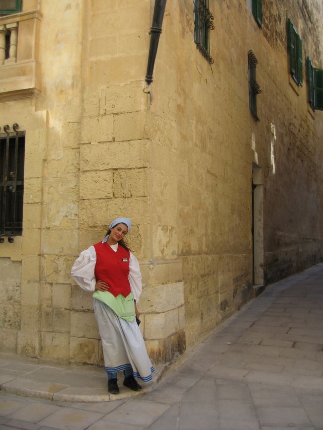 イムディーナの通りの角に立っていた催し物の呼び込みのオネエサン。家内のカメラにお得意の？決めポーズをとってくれました。<br />