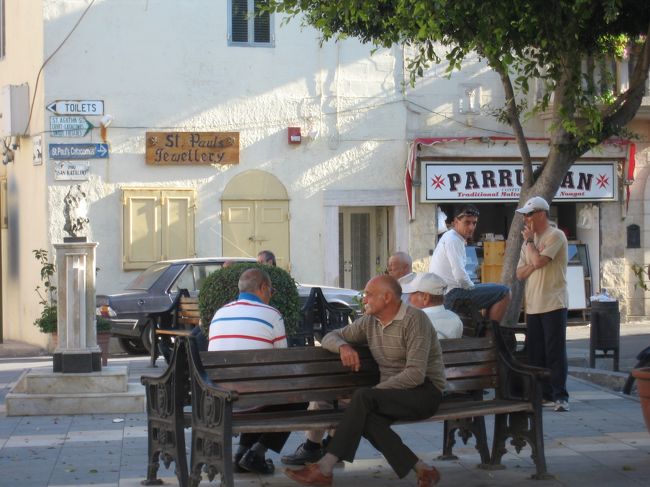 ラバトの聖堂前の広場で寛ぐ老人たち。古い街ばかり訪れたせいもあるのだろうけど、ノンビリと寛ぐご老人たちの姿をより多く見かけたように思う。何処に居るのか、マルタの若者たちは。<br />