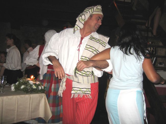 シャーラ・パレスにキャンセルされてしまったので、バッカスで夕食をとることに。弾薬庫の跡をレストランに仕立てたとのことですが、雰囲気はなかなかのものですし、サービスも行き届いていました。団体客のパーティもあってか、民族服をまとった人たちが音楽やダンスを披露してくれ、楽しい余興を便乗に預かりました。<br />