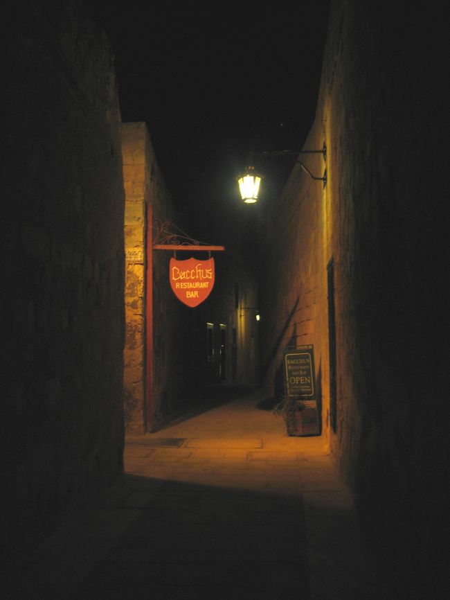 夕方から夜にかけてのイムディーナは文字通りサイレント・シティ。ましてや日本人は全く見かけません。<br /><br />タクシーは食後にレストランに頼めば問題なく手配が可能でした。そのパターンが２度ほどありましたが、いずれもお店と提携しているタクシー（個人タクシー？か白タク？）で、一般のタクシーよりもクルマも美しく、且つ、値段も安いように思いました。<br />