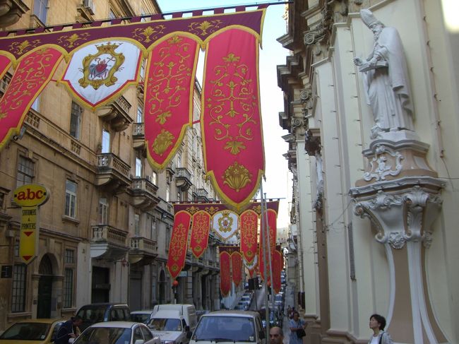 最終日のヴァレッタ。年中あちこちでお祭り行事があるのか、昨日まで無かったキレイな幟？が通りに飾られていました。<br />