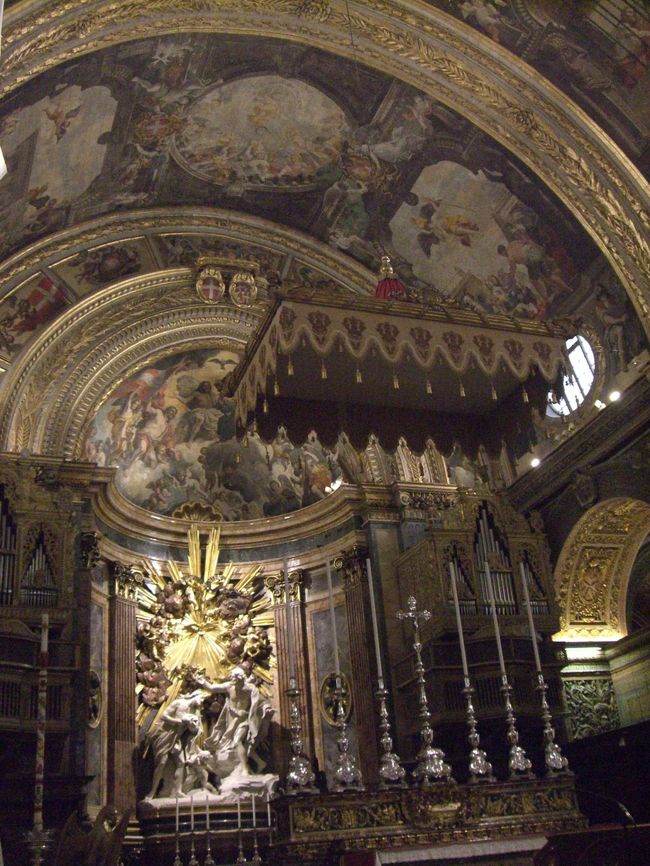 ヴァレッタの大聖堂。入港した大型客船の団体客たちで大層賑わっていました。３０００人もの乗客が乗っているというのですから、ヴァレッタの人出がグンと膨らんだように見えるのも頷けます。<br />