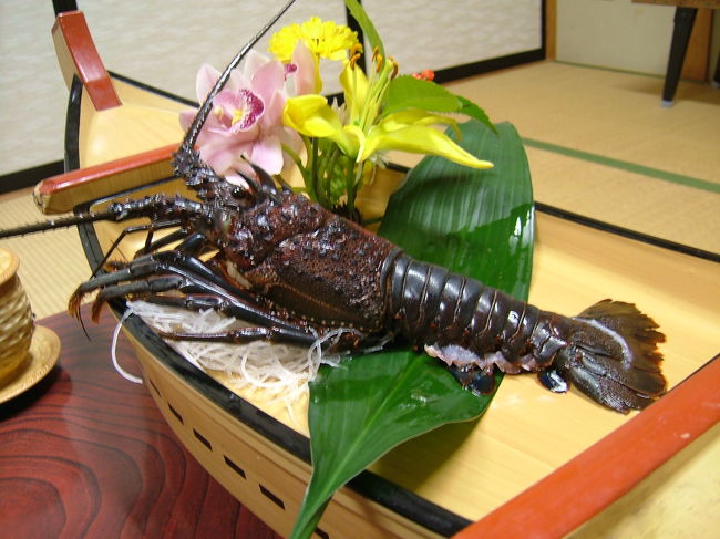 おまけに伊勢エビまるまる１匹も。<br />一遍においしいものを食べていいのか…。<br />とても贅沢。