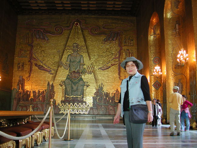 市庁舎の二階にある、金箔モザイクの間