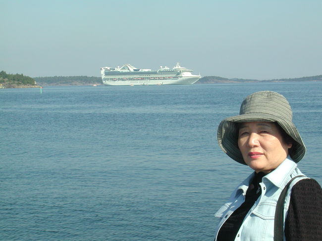 沖に停泊している「スタープリンセス号」<br />あそこまで、テンダーボートで移動します。