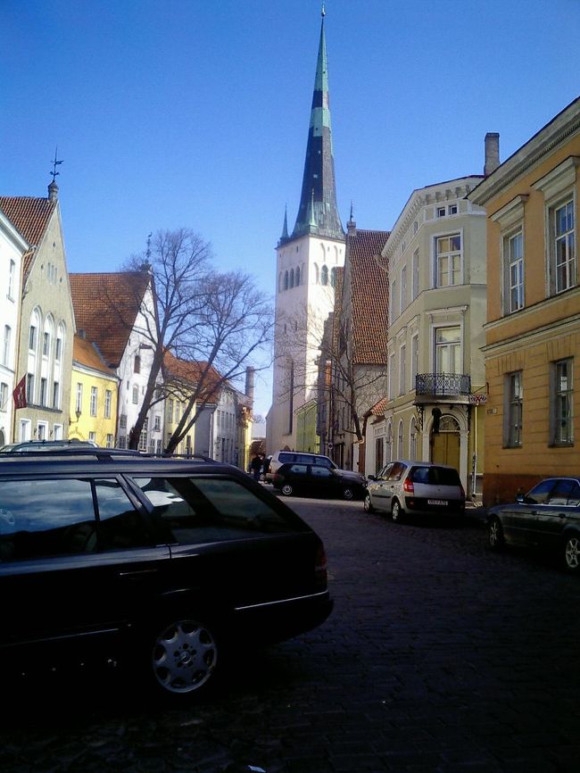 ?ライ通りと聖ｵﾚﾌ教会<br /><br />観光第１日目の朝かなり冷えました。<br />吐く息も白い。日本より季節が２ヶ月近く遅れているんじゃないかってくらい朝は寒かったです。<br /><br />でも気持ちよく晴れてこの日は旅行日和でした＾＾<br /><br />空気が引き締まっているおかげで洗練された写真が撮れってよかったっ！