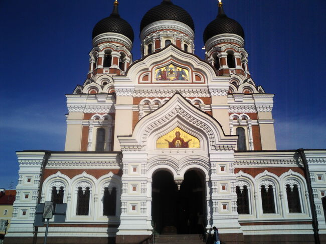 ?ｱﾚｸｻﾝﾄﾞﾙ･ﾈﾌｽｷｰ聖堂<br /><br />迫力満点でした！ロシア正教の教会！<br />じ〜と下から眺めると怖いくらいでした。<br /><br />すぐ目の前には可愛らしいトームペア城が・・・！