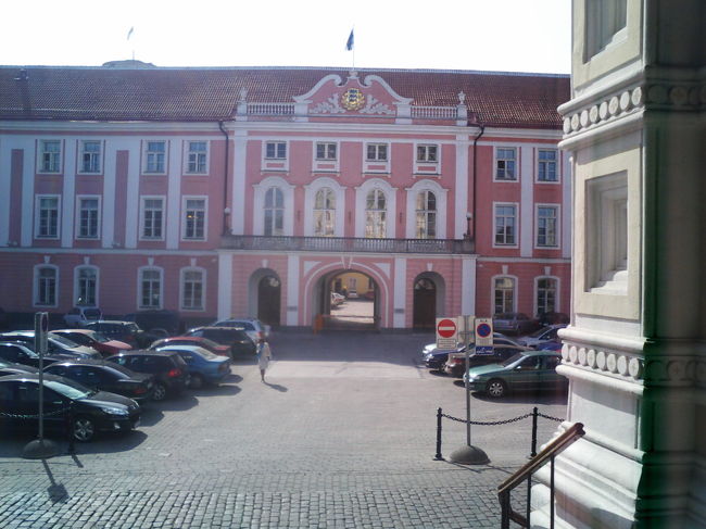 ?ﾄｰﾑﾍﾟｱ城<br /><br />ｱﾚｸｻﾝﾄﾞﾙ･ﾈﾌｽｷｰ聖堂の入り口で撮影しました。<br />愛らしいピンク色です。<br />国会が開かれる場所なので見学できないのが残念でした。<br />