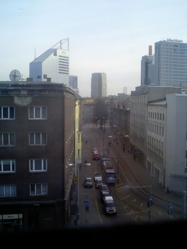 ?部屋から見えたﾄﾗﾑ<br /><br />向かって左側の茶色の建物はかなりの損傷が烈しかったです。旧ソ連統治時代の暗い時代の負の遺産ですね。