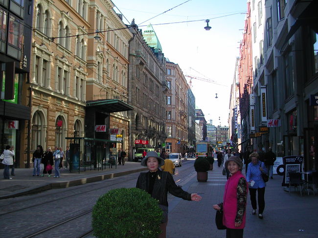 ヘルシンキの裏通。<br />古く重厚な建物<br />環境に優しい路線バスが便利です。