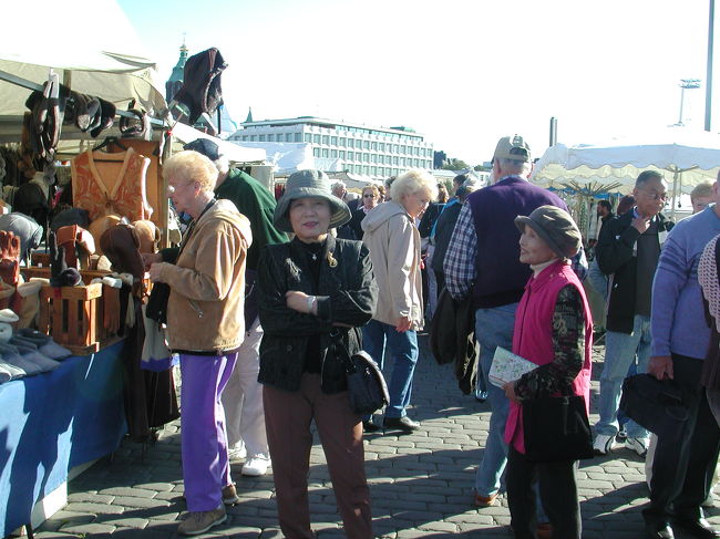南港のマーケットは露天商が立ち並び、革製品、食べ物、花、お土産品など、目移りしてしまう。<br />先に進まないと、目的地に着かないよ。