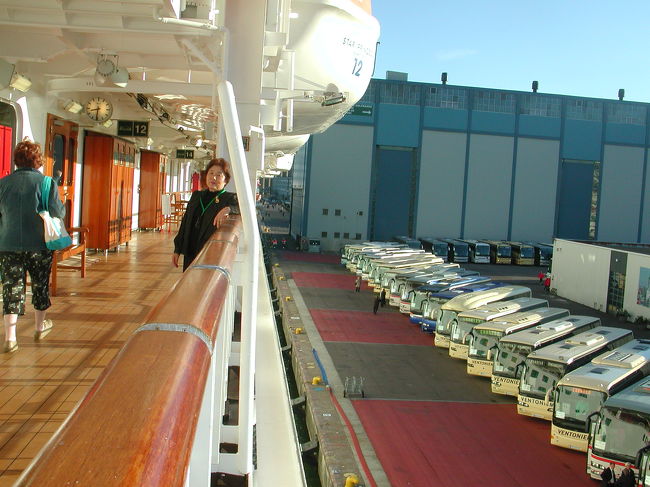 船のOPツアーを申し込んだ人達を待ち受ける観光バス。<br />見事に整然と並んでます。<br />