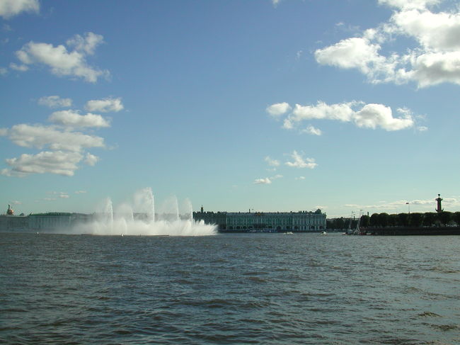 ネバ川に噴水が。<br />その向こう側に見えるのがエルミタージュ美術館。<br />