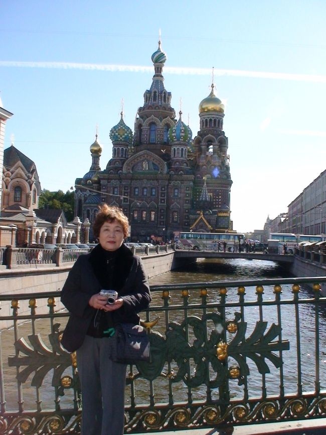 血の上の教会<br />これまた巨大で、橋２本分離れて写真を撮ります。<br />実はこの撮影の横では、新郎新婦がサクソフォン奏者とカメラマンと連れて、ダンスしながら写真撮影をしていました。<br />サンクトペテルブルク市内は、よく花嫁花婿を見かけます。各名所を撮影しながら巡回するのが流行なのでしょうか？<br />