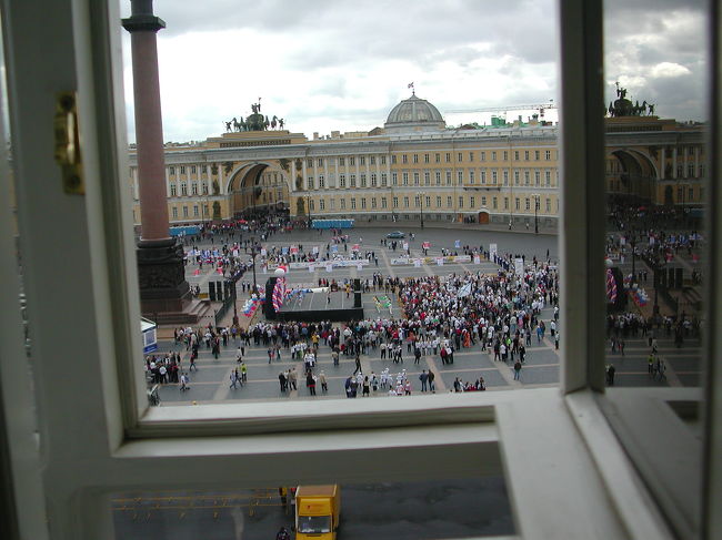エルミタージュ美術館の窓から見える宮殿広間<br />広々として、イベントも行われる。<br />この日もにぎやかお祭り騒ぎでしたが、なんの騒ぎなのかさっぱりわかりませんでした。