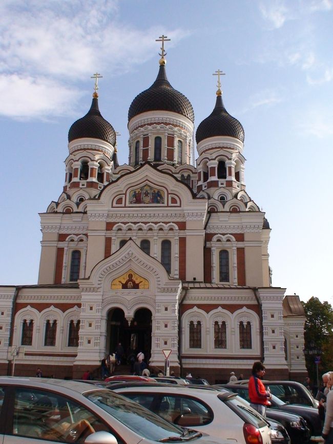 アレクサンドル・ネフスキー聖堂<br />ロシア正教の教会<br />中ではミサの最中で、囁くような静かなミサ曲が教会に響いており、よく見ると祈りをささげる人々が歌っているのです。あまりの美しさにうっとり。